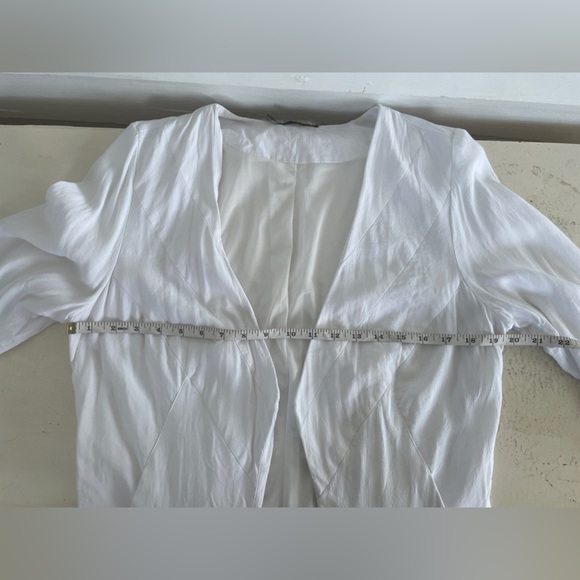 3/25 White Crepe Fabric Maurice’s Open Front Crop Blazer - Picture 4 of 10